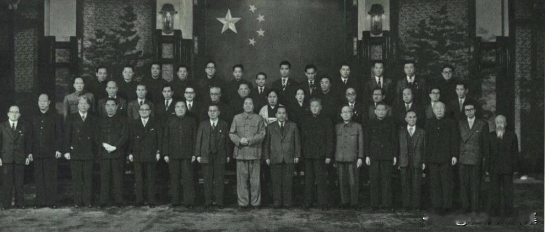1955年11月28日，毛泽东主席接见日本“拥护宪法国民联合会”主席山哲（前排左
