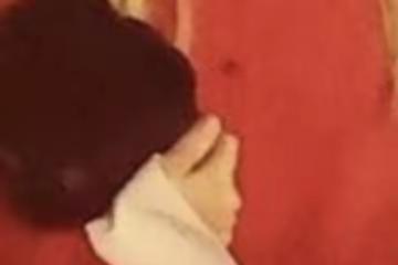 Adele卸掉了她的战甲。
洛杉矶日落塔，圣诞节，闪光灯捕捉到一个细节：Adel