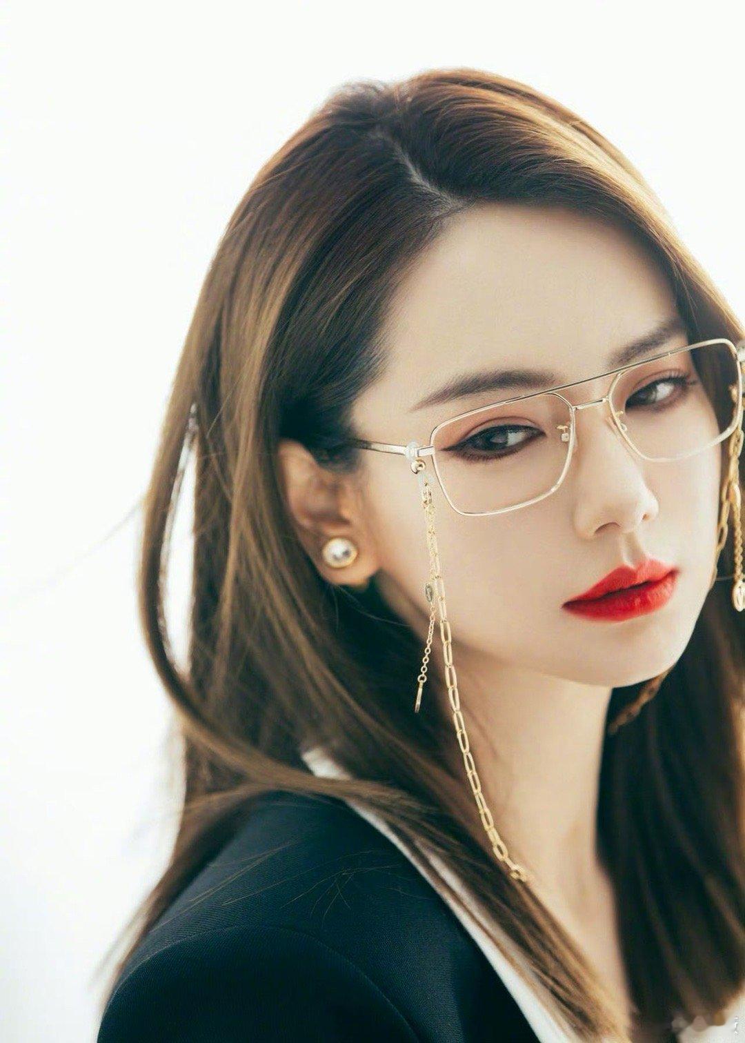 戚薇回忆戚仙女时期大侦探 时光赋予戚薇更从容的气质，却不曾带走她塑造角色的灵动。