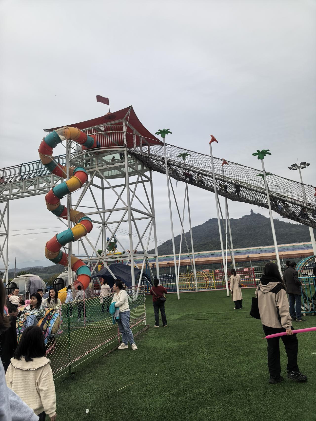 在这片户外乐园里，
快乐是触手可及的鲜活模样。
 
彩色螺旋滑梯裹着风的尖叫，绳