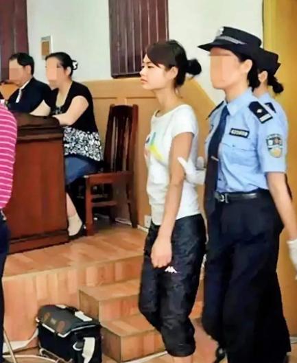 2009年，这是“烈女”邓玉娇法庭受审的照片，她面容清秀、高挑瘦弱，谁知她竟能“