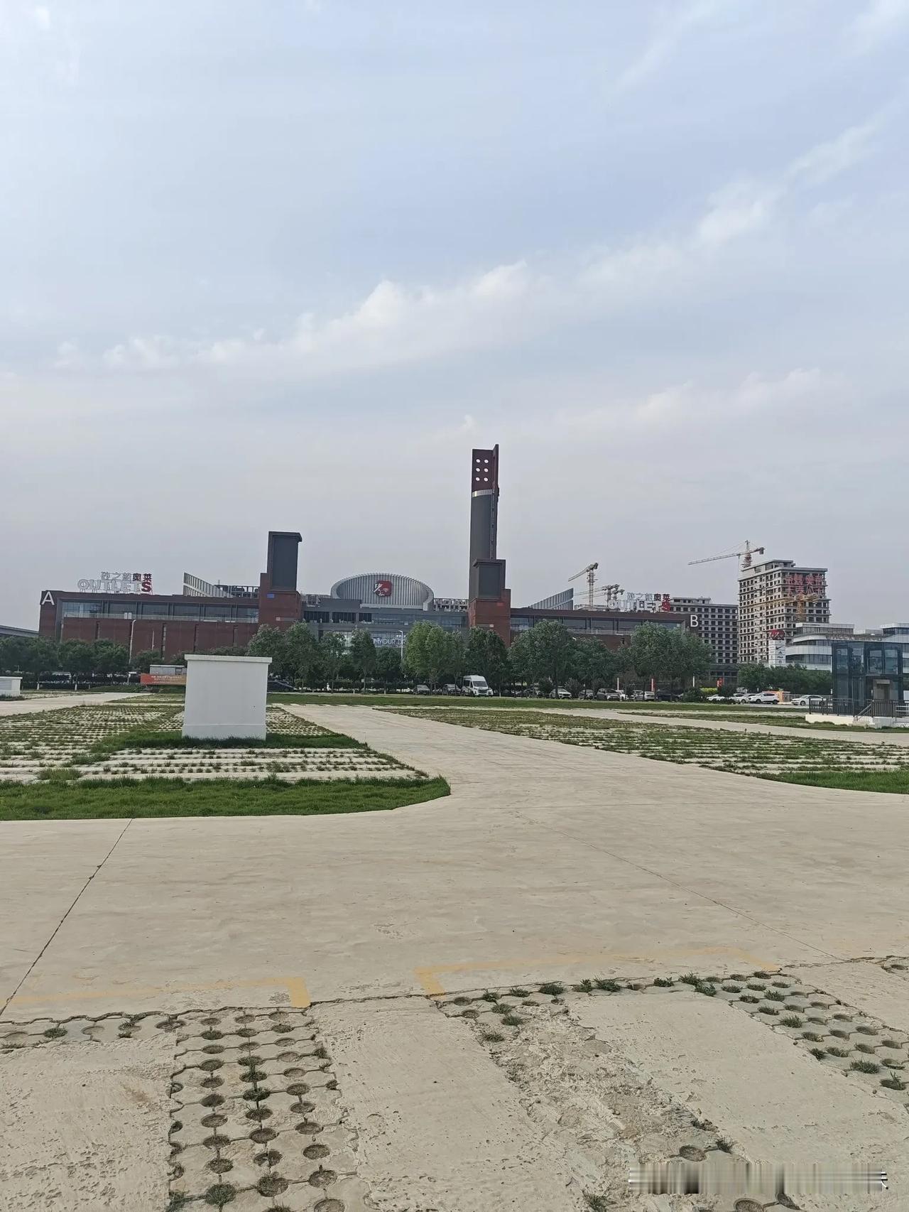 石家庄正定新区的砂之船真的是神来之笔。虽然现在客流量比较稀少，看起来比较荒凉，附