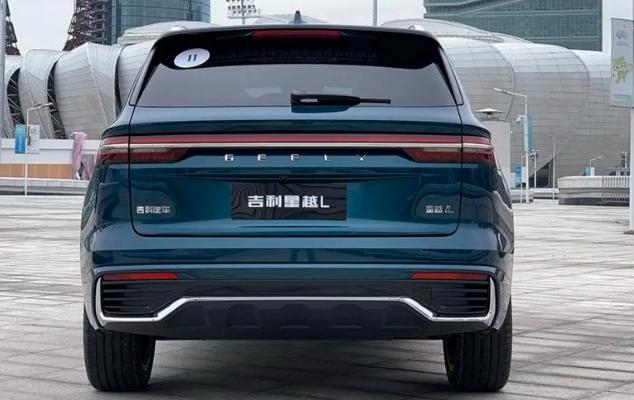 一位带着眼镜的四眼田鸡说国产车的质量不稳定，油耗高，故障率高。
于是他选择了大众