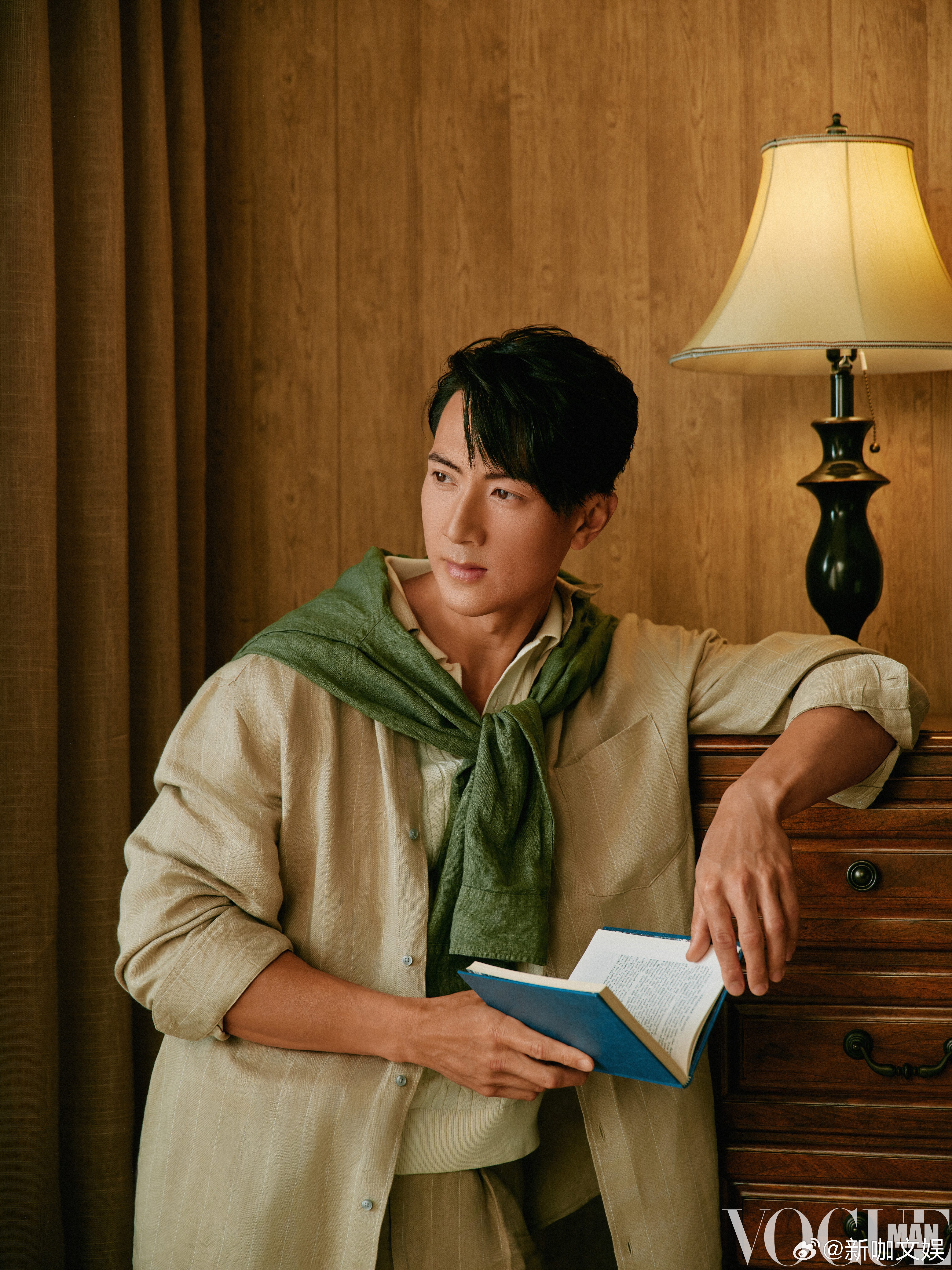 46岁的吴尊帅成啥了被46岁吴尊的杂志大片惊艳到！松弛氛围感、儒雅绅士感切换自如