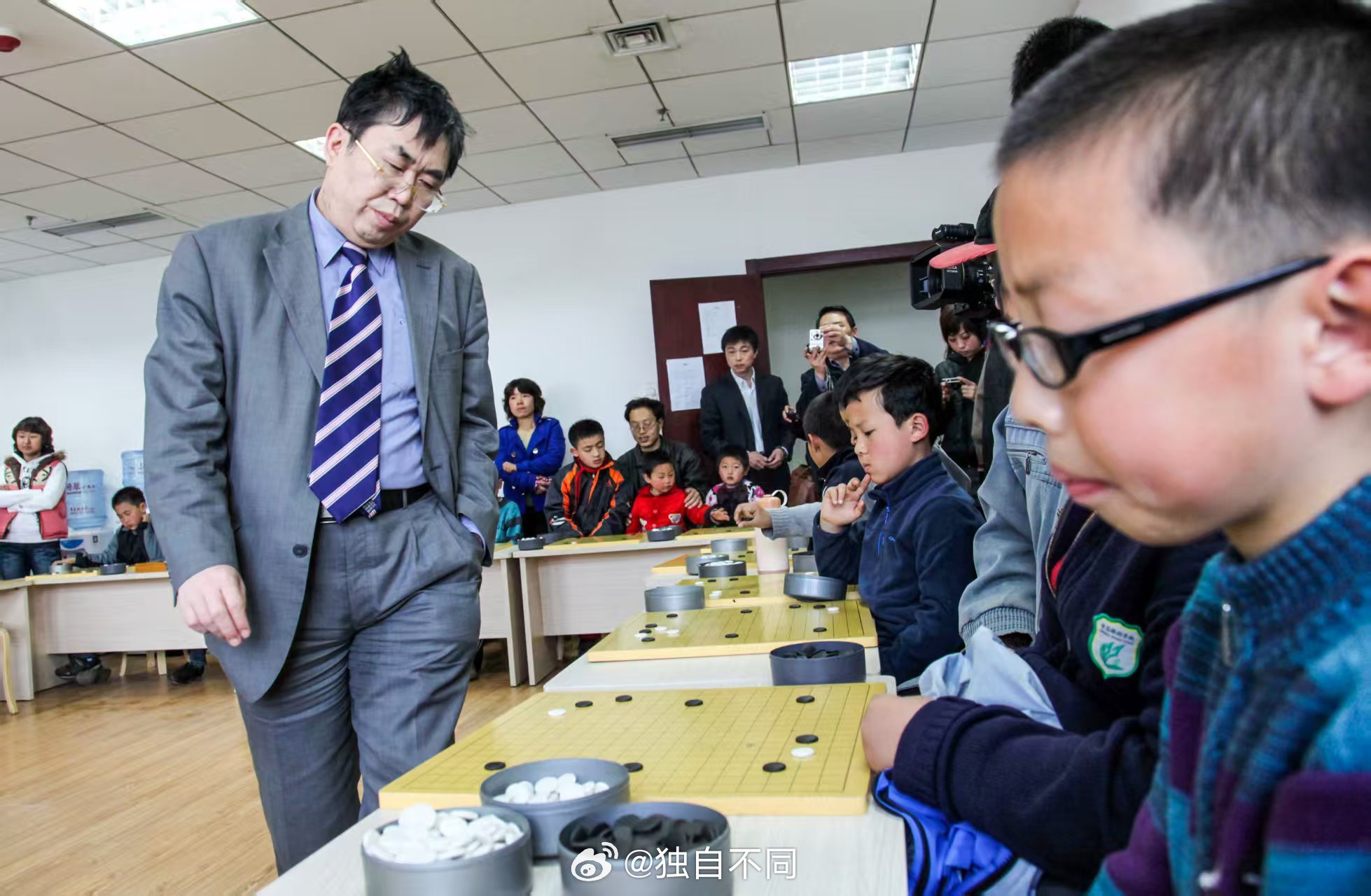 聂卫平对青岛情有独钟聂卫平与青岛这座城市渊源极深，他一生到底来过青岛多少次，恐怕