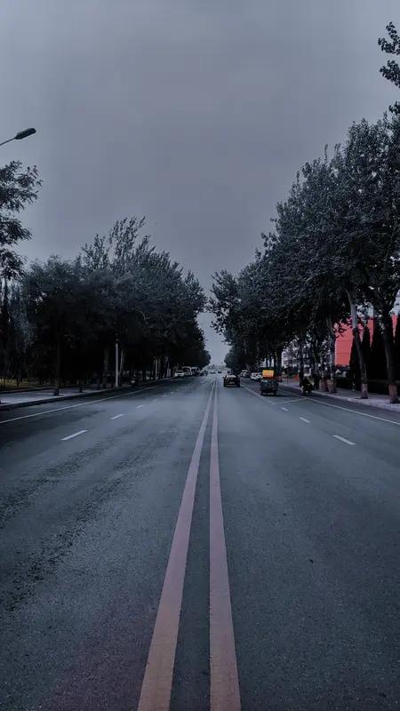 友的这段文案对思念的刻画极具画面感！一个人在空旷的长街上徘徊，那孤独的背影里，满