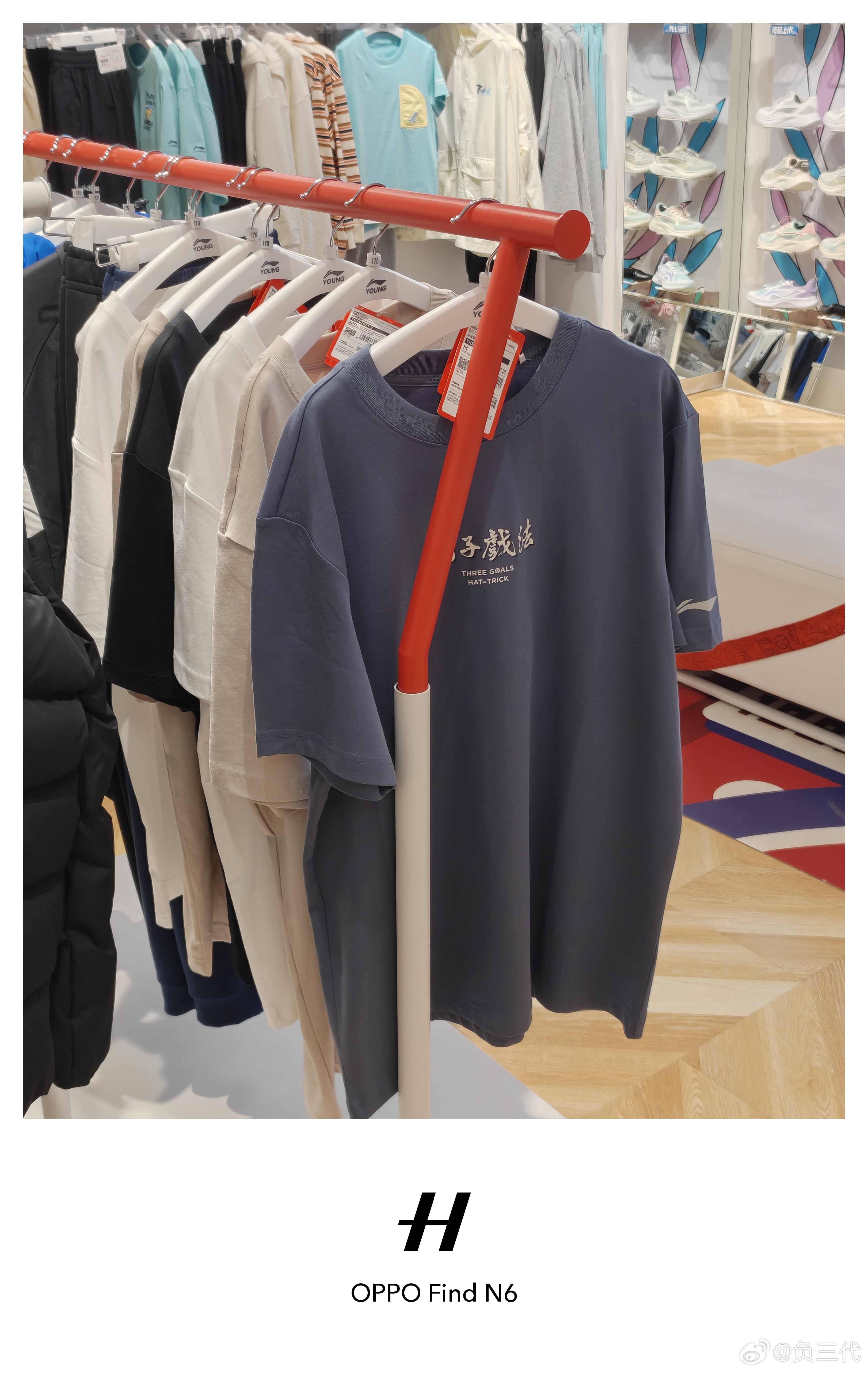 广州太热，酒店楼下买了一件短袖，店员看到我都惊了，问我从何方来，为何身穿毛衣