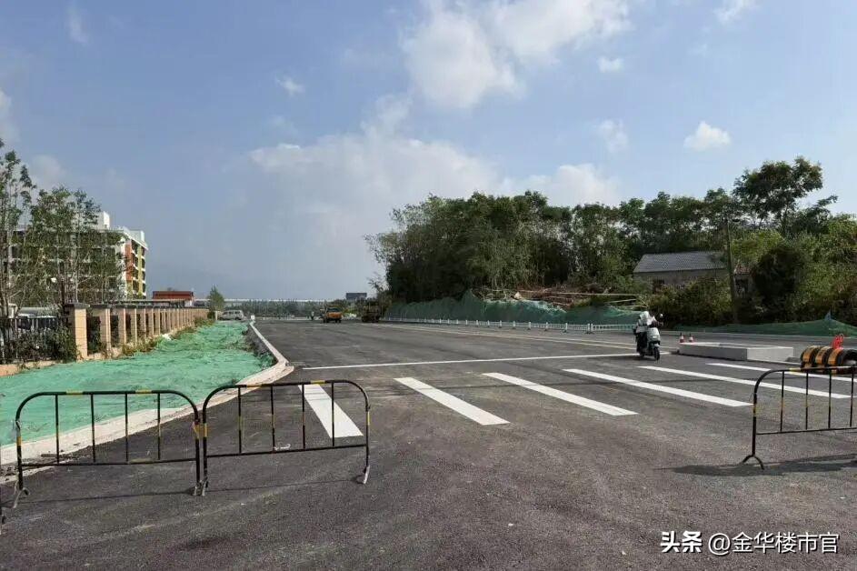 金华回江街建成通车。
历时两个多月，回江街道路工程于8月底建成通车。
这条紧邻校