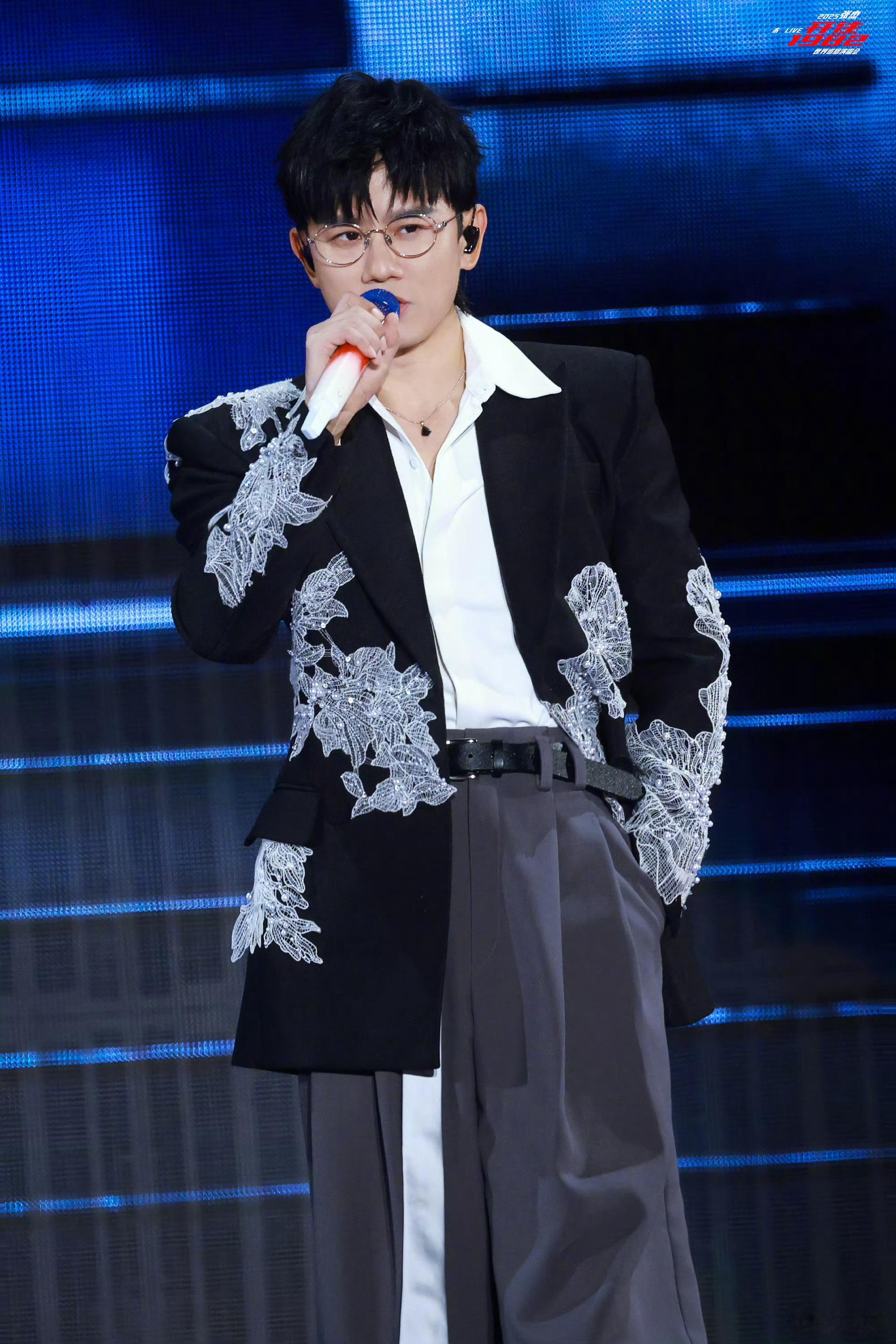 张杰没有一条微博是白发的 杰哥的微博都是有效信息，没有一条是白发的，看懂了吗？ 