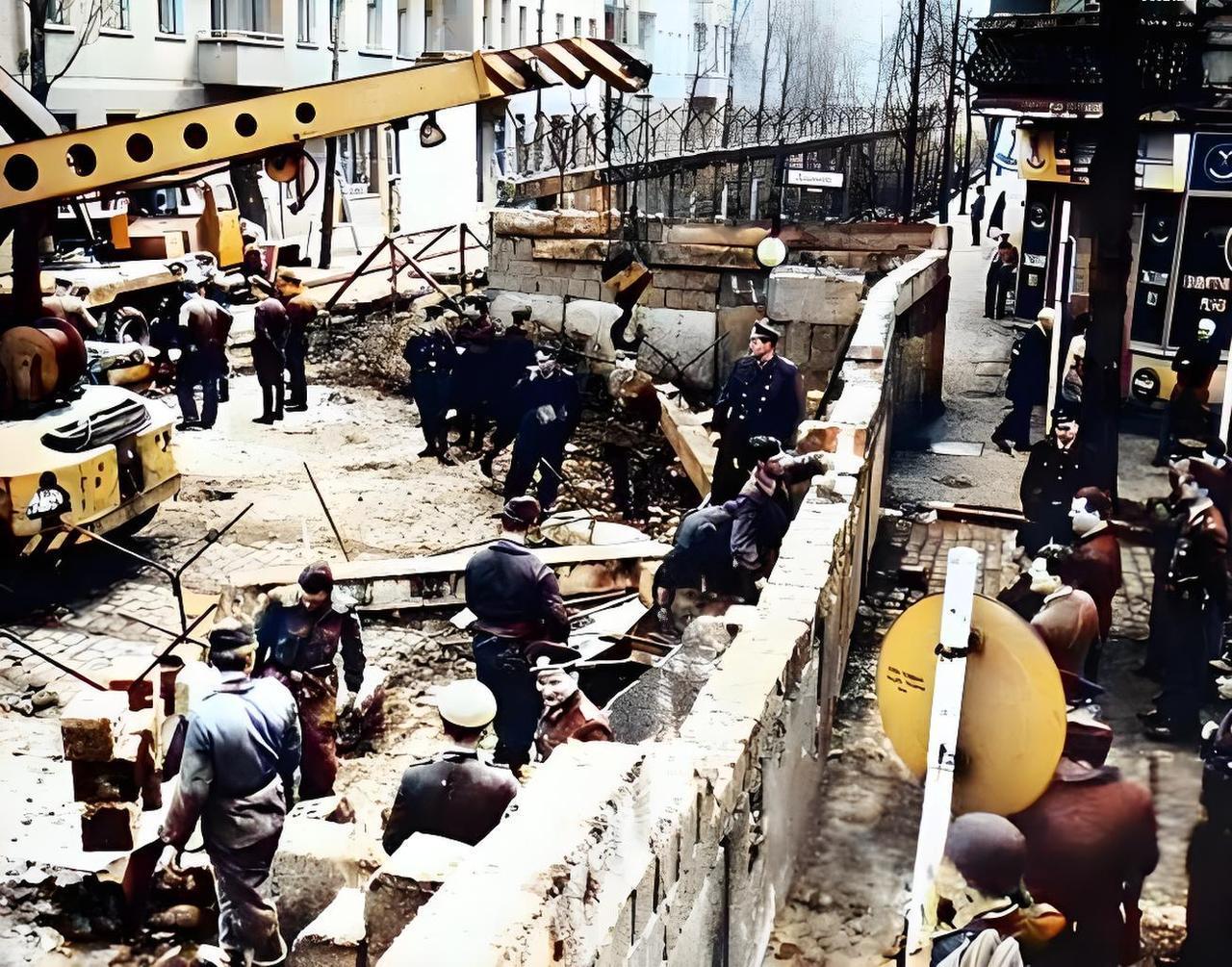 这是柏林墙修建场景的照片。1961年8月13日起，民主德国（东德 ）为阻止公民流