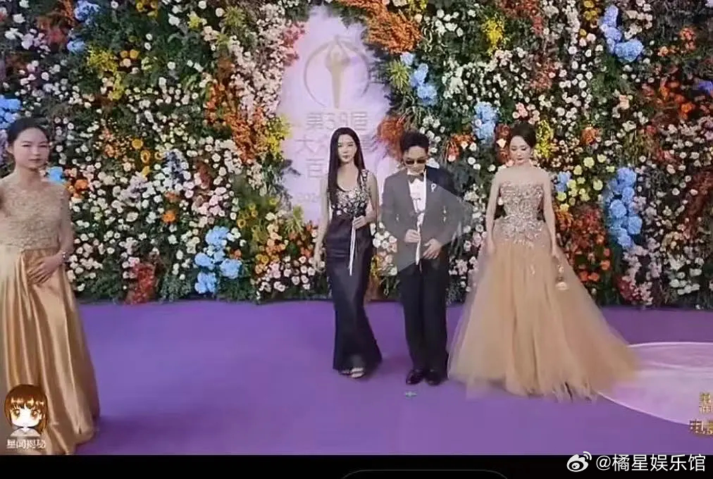 百花奖杨幂的衣服和礼仪小姐撞衫了，这也太尴尬了