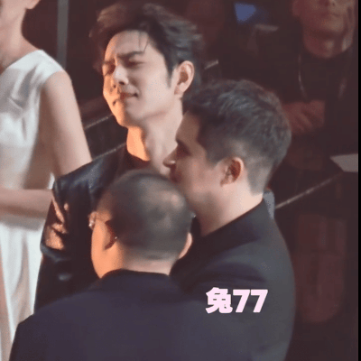 肖战一脸没眼看的嫌弃表情真不怪肖战嫌弃啊 肖战一脸“没眼看”的嫌弃表情哈哈哈哈哈