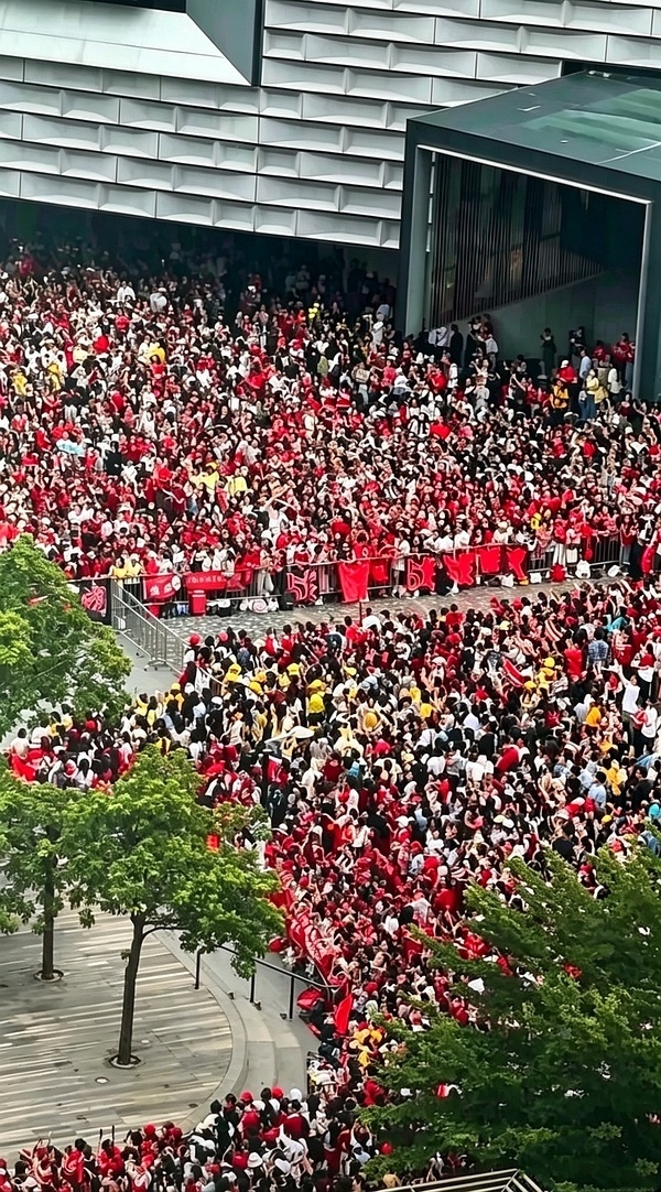 肖战在香港的热度，比本土顶流姜涛还要高出不少。 
