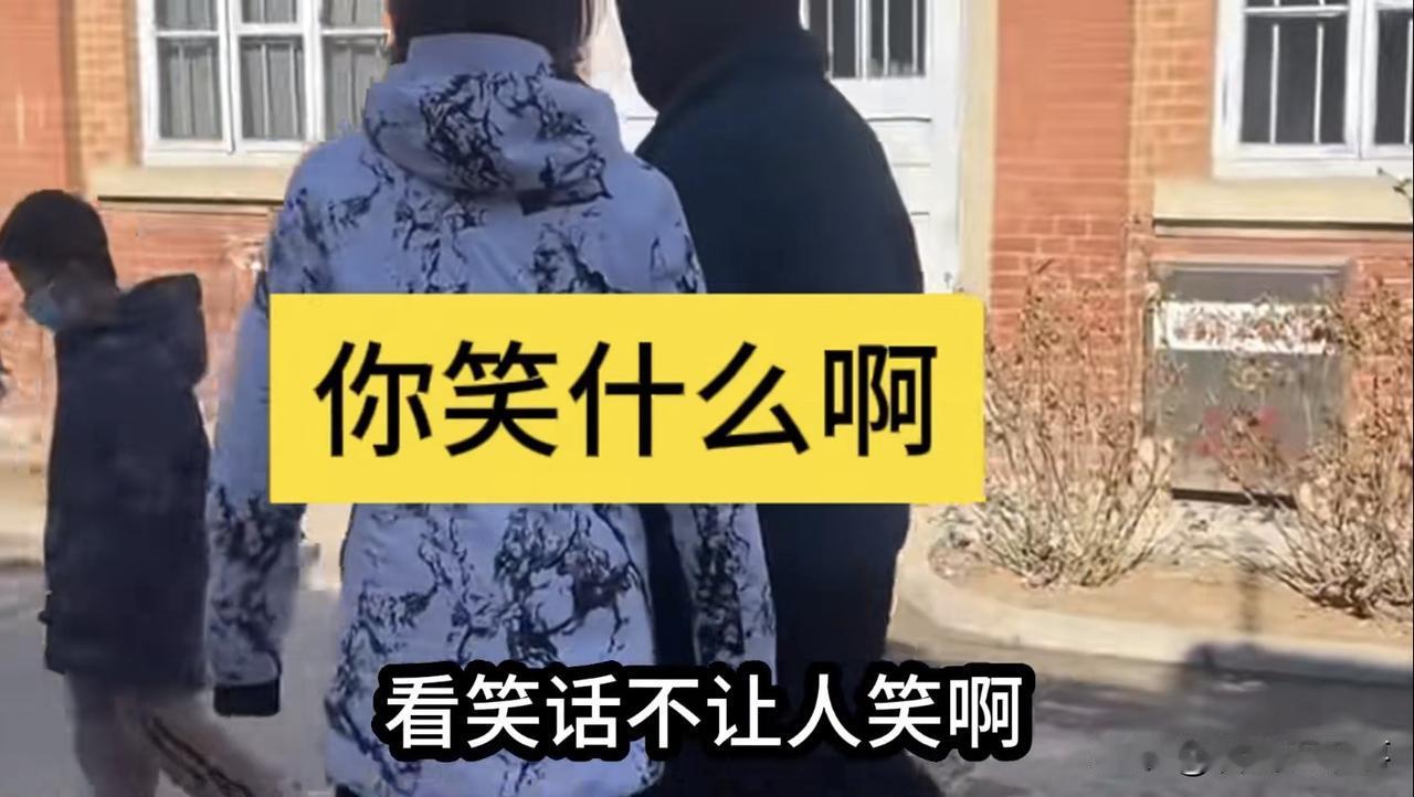 “我笑我的，看笑话不让人笑啊！”辽宁大连，一名女子带着一日本游客参观了旅顺日俄监