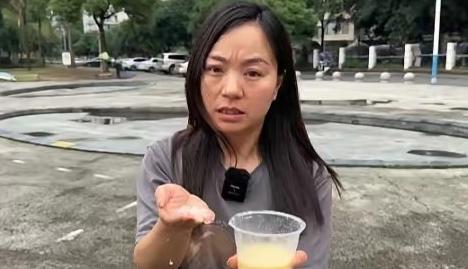 简直丧尽天良！6月16日曝光，四川一女子带娃吃火锅，点的“鲜榨玉米汁”孩子猛喝好