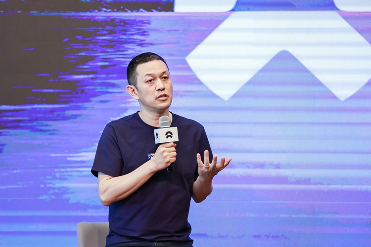 华为、比亚迪给智驾兜底，近日，蔚来汽车创始人李斌在接受媒体采访时，回应了智驾安全