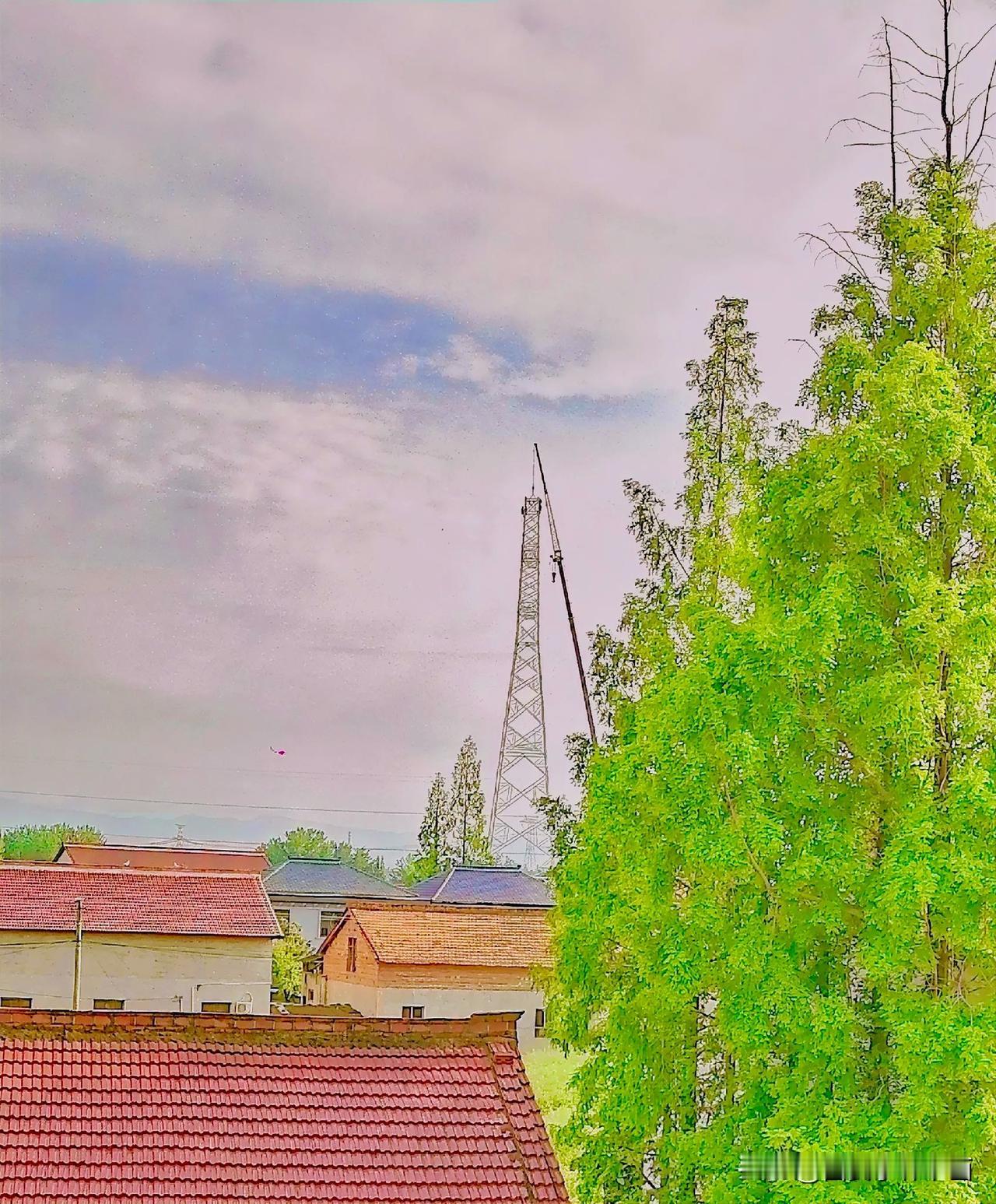 《前方正在架设高压线（李林摄于4月22日汉中城固）》