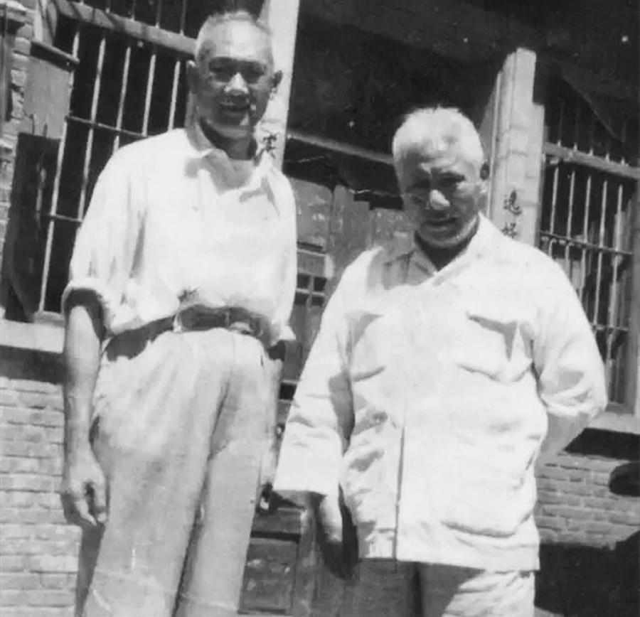 1956年10月1日，毛主席对李克农下令：邀请一位国民党将领前来观看国庆典礼，并
