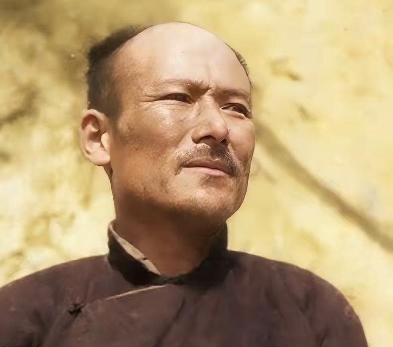 1947年，胡宗南占领延安后，被俘变节的公安局科长韩继恩，一张罕见的留影，照片中