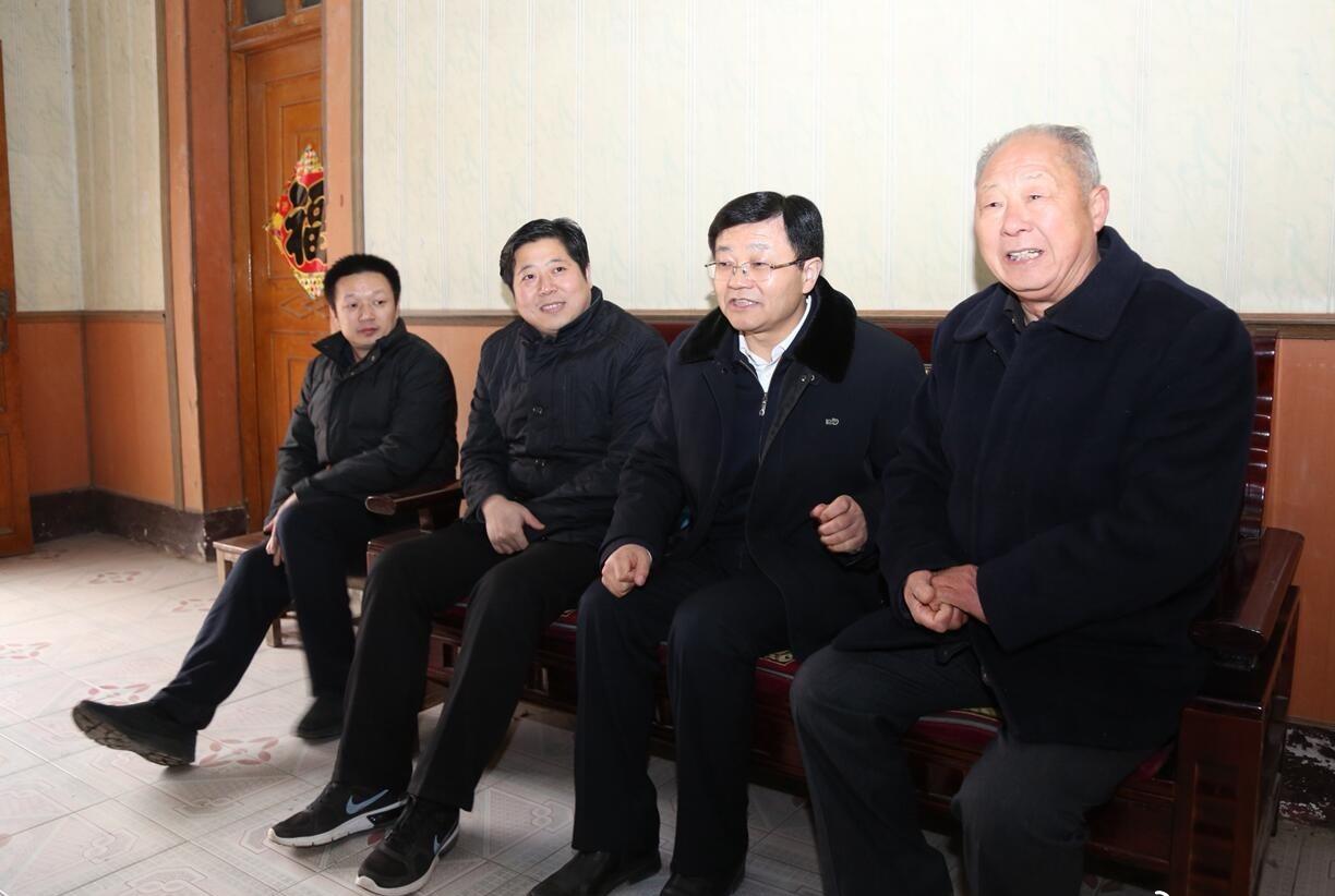老领导曾经的秘书小王新提拔了党委书记，老领导虽然到人大任职了，但想到当年服务自己