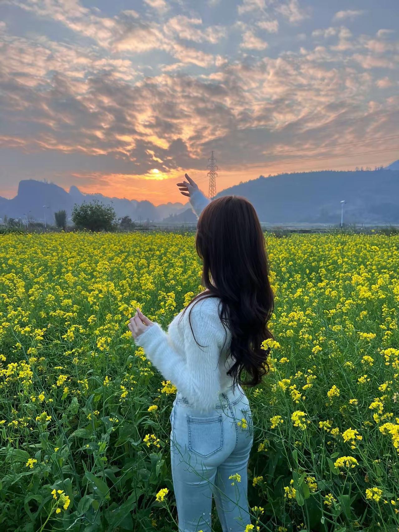 🌿 春日油菜花田温柔风穿搭
这套穿搭非常适合油菜花田出游、春日野餐、郊野漫步等