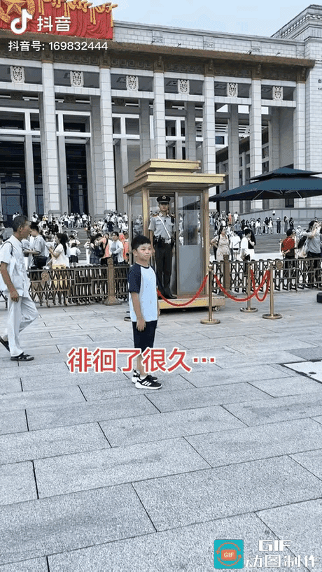 破防了！重庆男孩去北京旅游，在天安门广场上，鼓起勇气向执勤哨兵敬礼，收到庄重回礼
