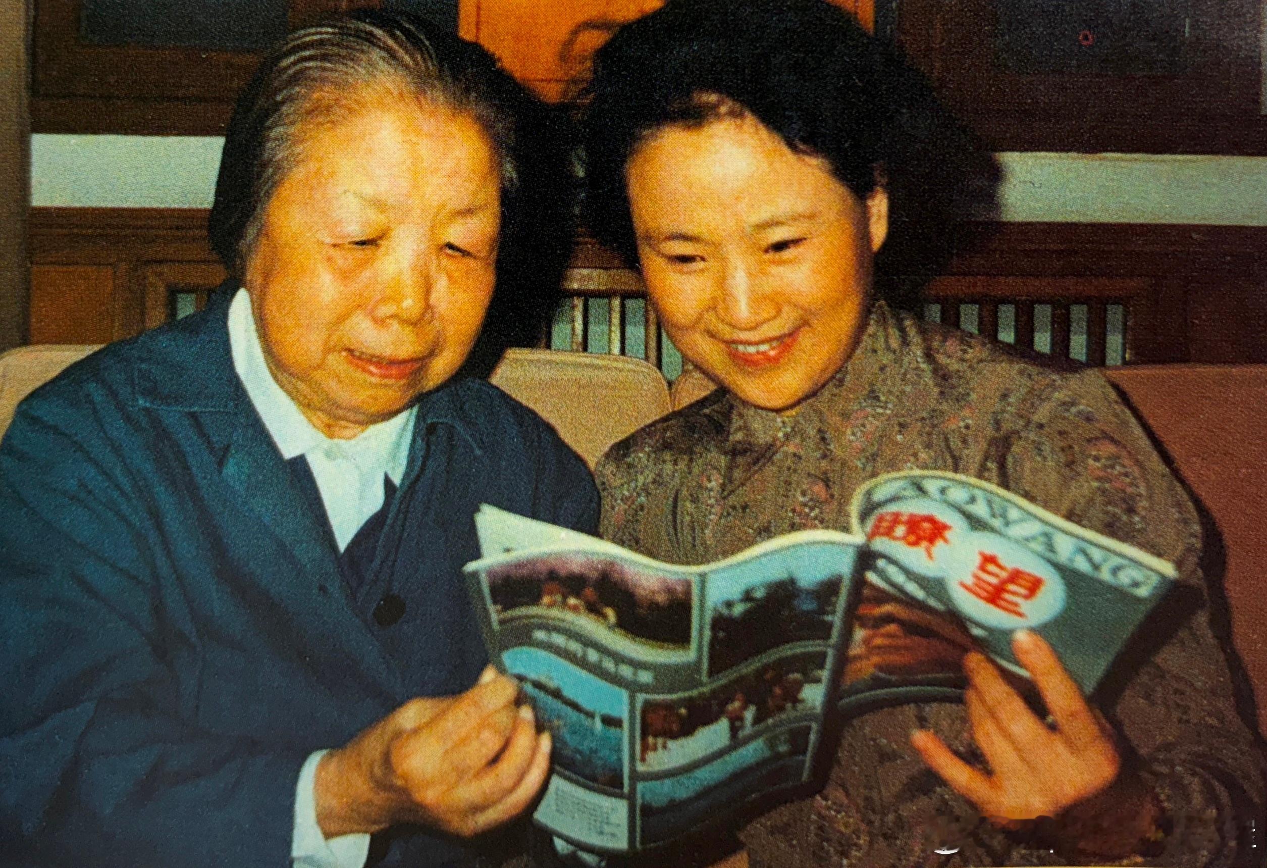 80年代邓颖超和王文娟阅读《瞭望》历史影像 ​​​