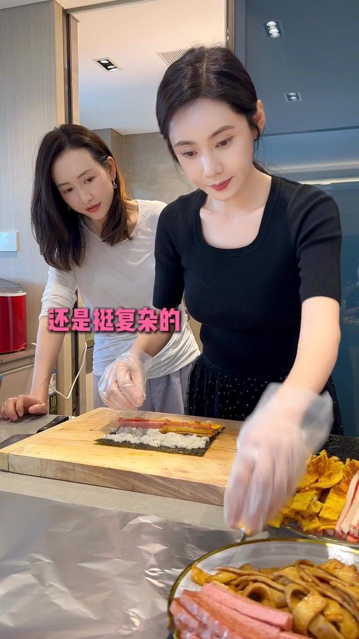 #王鸥去秋瓷炫家做客##秋瓷炫教王鸥做紫菜包饭#秋瓷炫教王鸥做紫菜包饭#秋瓷炫教