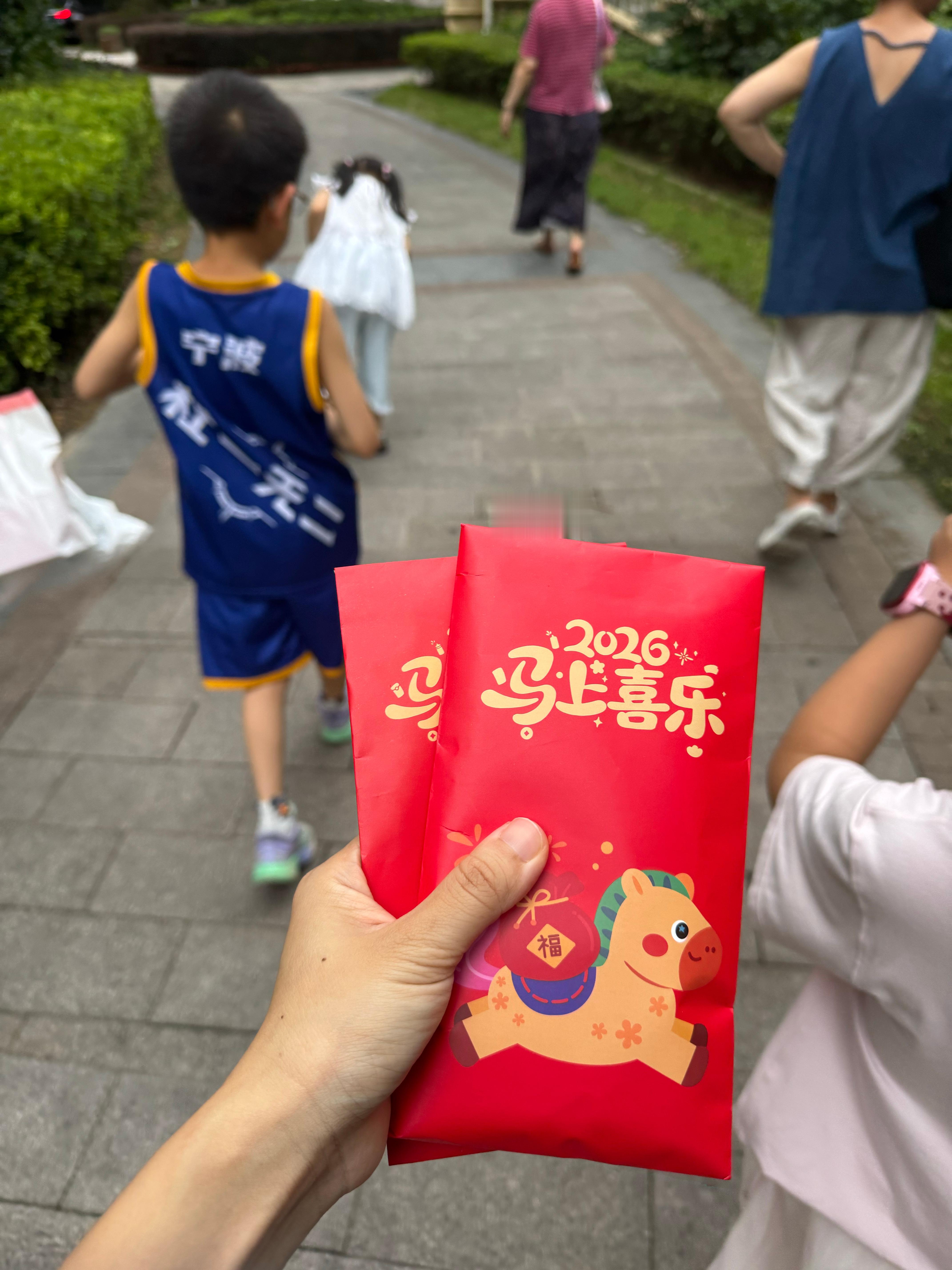同学过来玩，拿来了一袋零食，里面还有两个大红包，玩的时候红包孤零零被扔在了桌上，