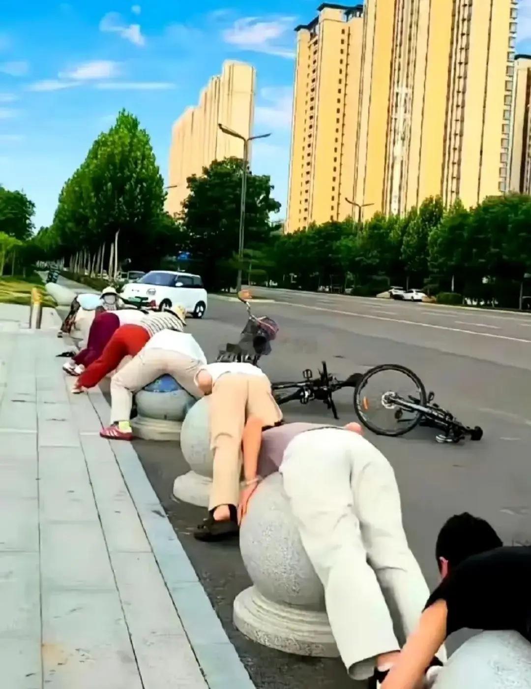 请教一下大家，这些人在干嘛呢？做什么运动吗？ 