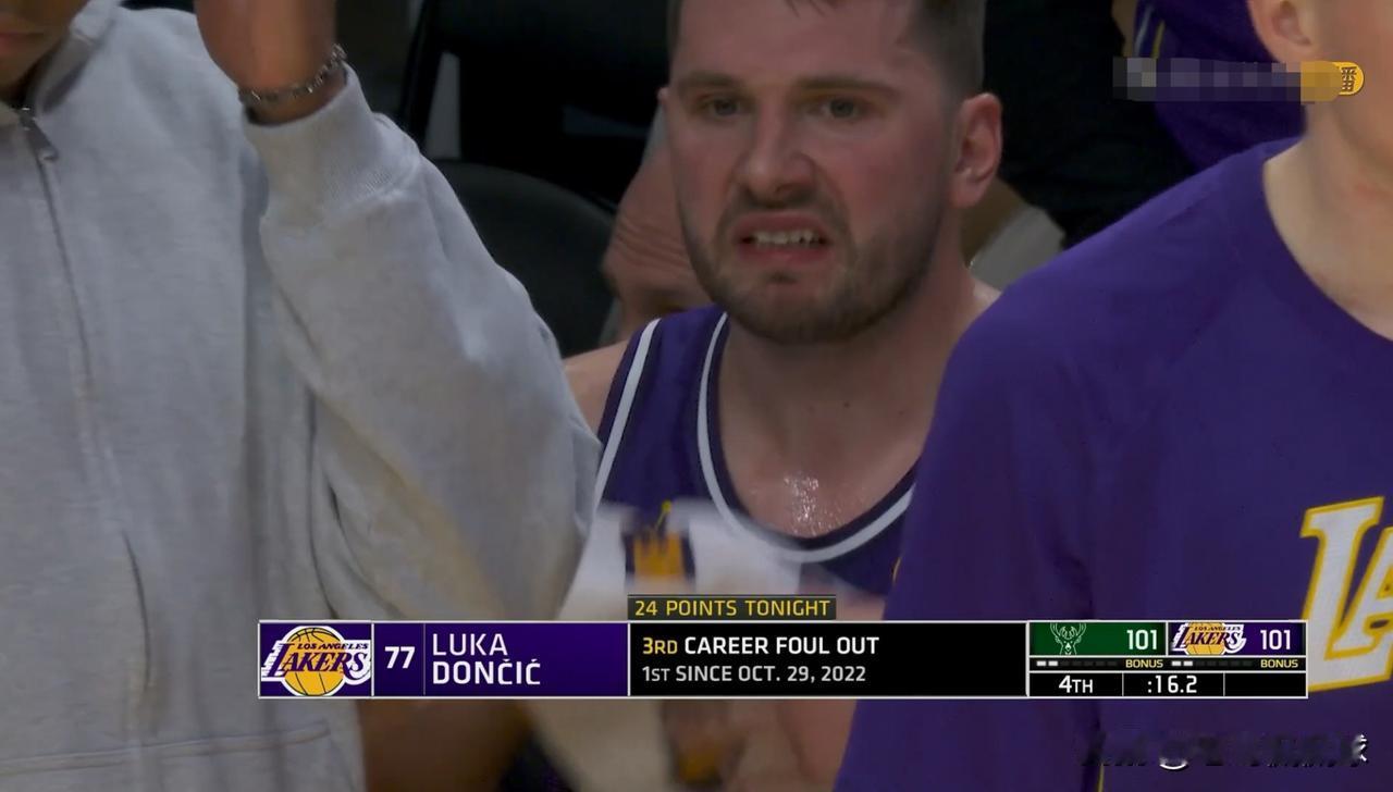 湖人超级巨星东契奇真是彻底的怒了！在今天湖人主场迎战雄鹿的比赛中，当时距离全场比