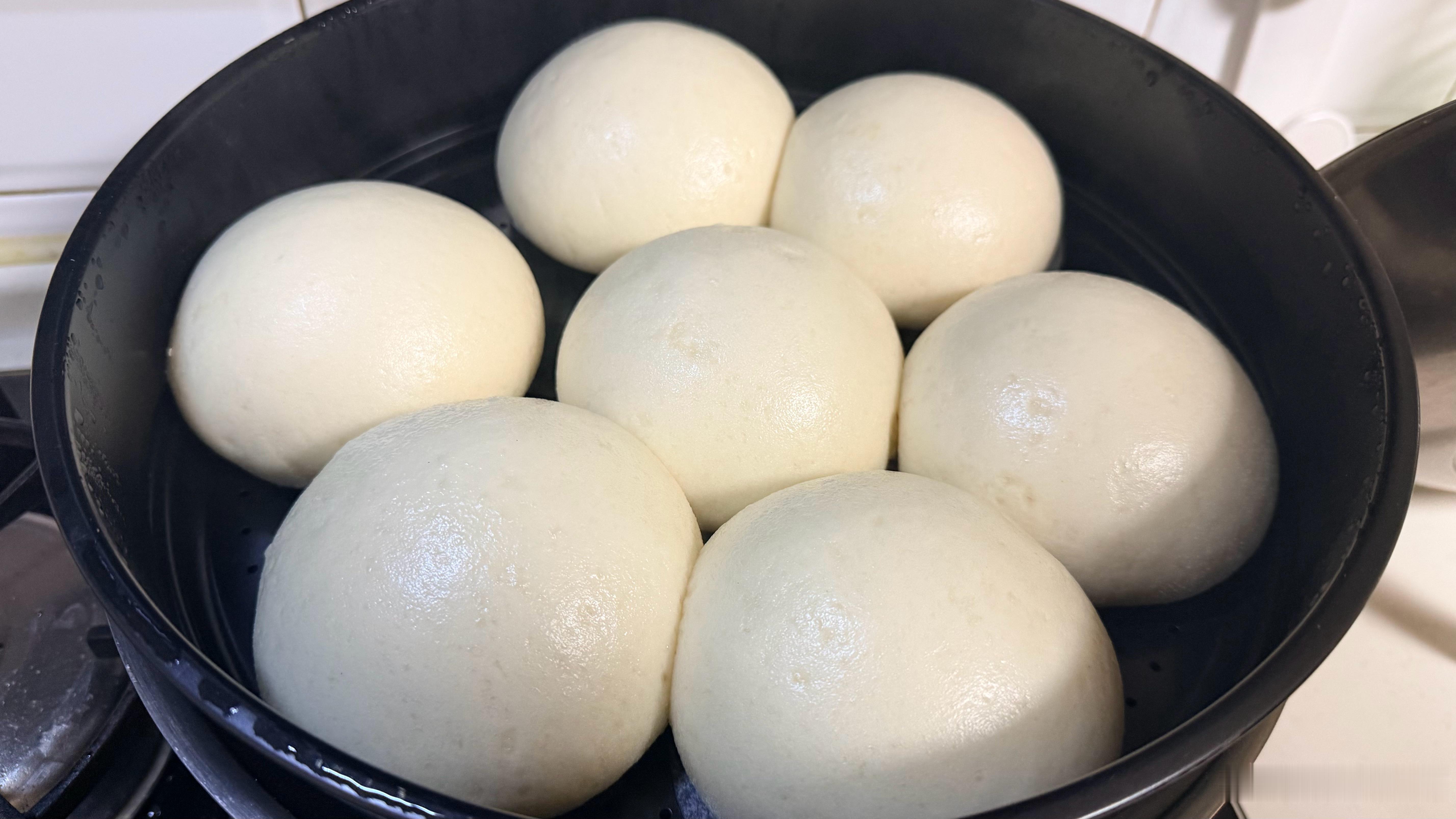 今天放纵餐吃了四个粽子，一碗凉面，早上大馒头补充碳水太香了！！！！对付一口