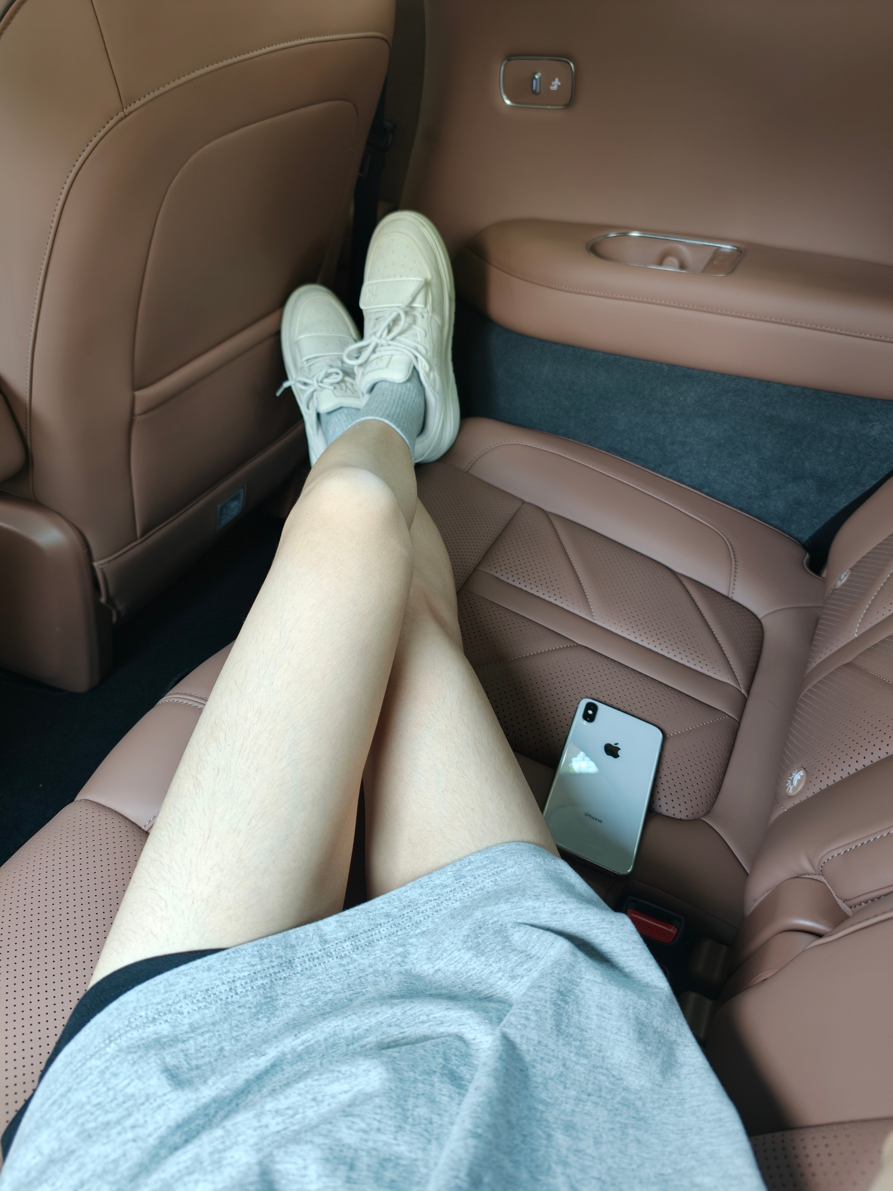 这为啥没人做后排啊，？都不喜欢坐后排是咋回事，我一个人坐在给我个靠背我都能在这睡