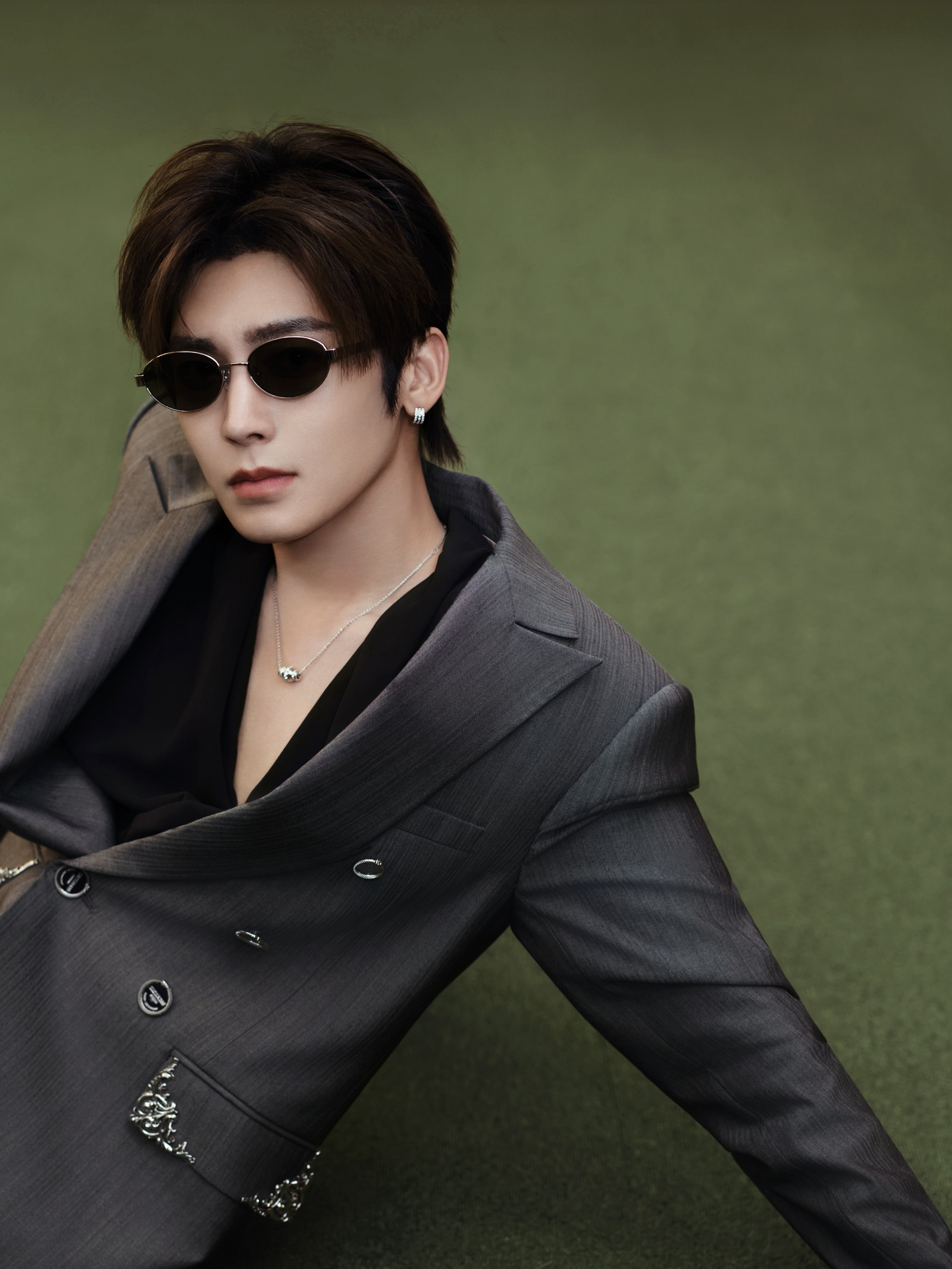 侯明昊今日出席上海杜莎夫人蜡像馆蜡像揭幕仪式，身着戗驳领双排扣暗纹西装搭配复古墨