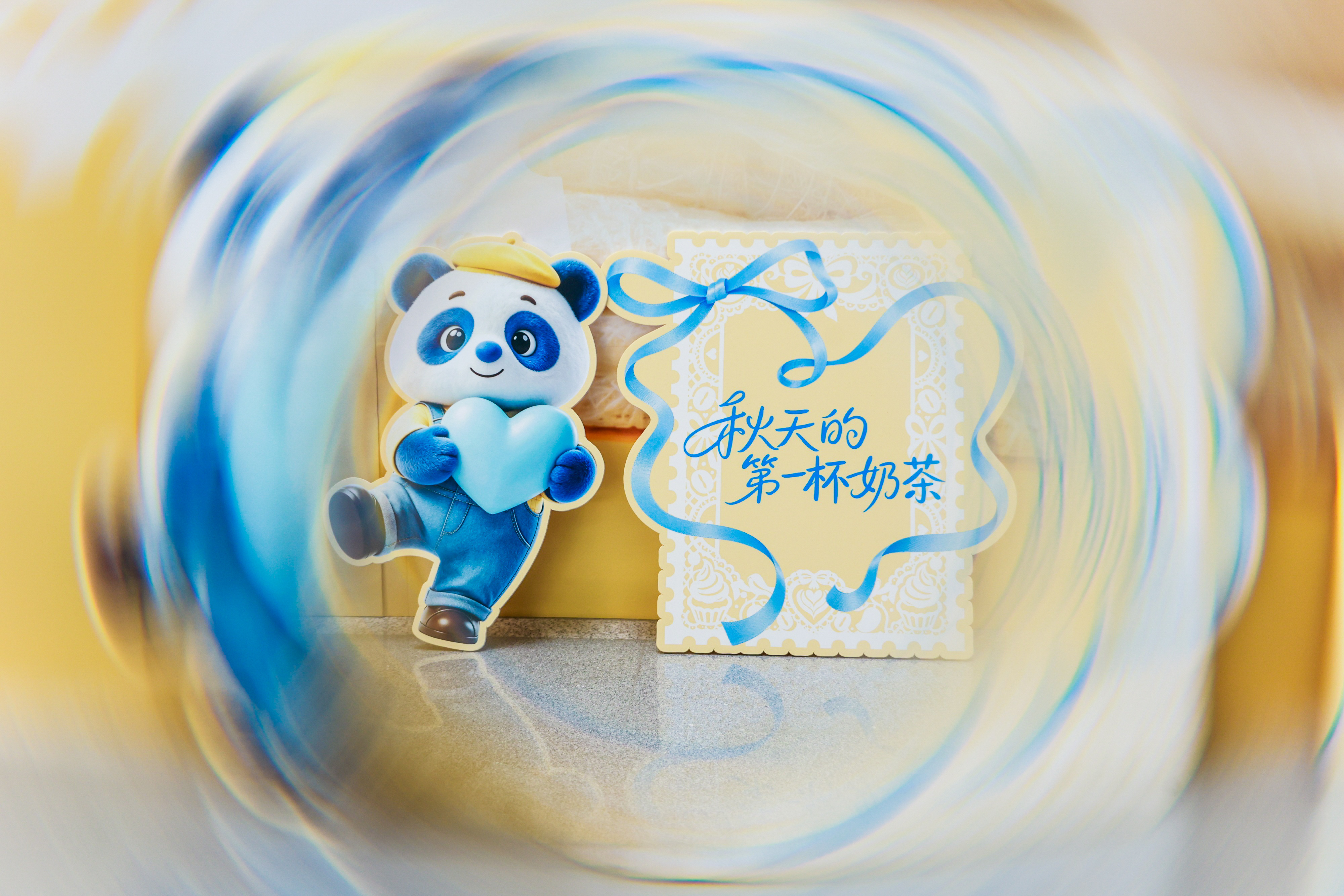 秋天如约而至🍂 秋天的第一杯奶茶也该来了～茶百道茶少立秋当天来到新浪总部扫楼！