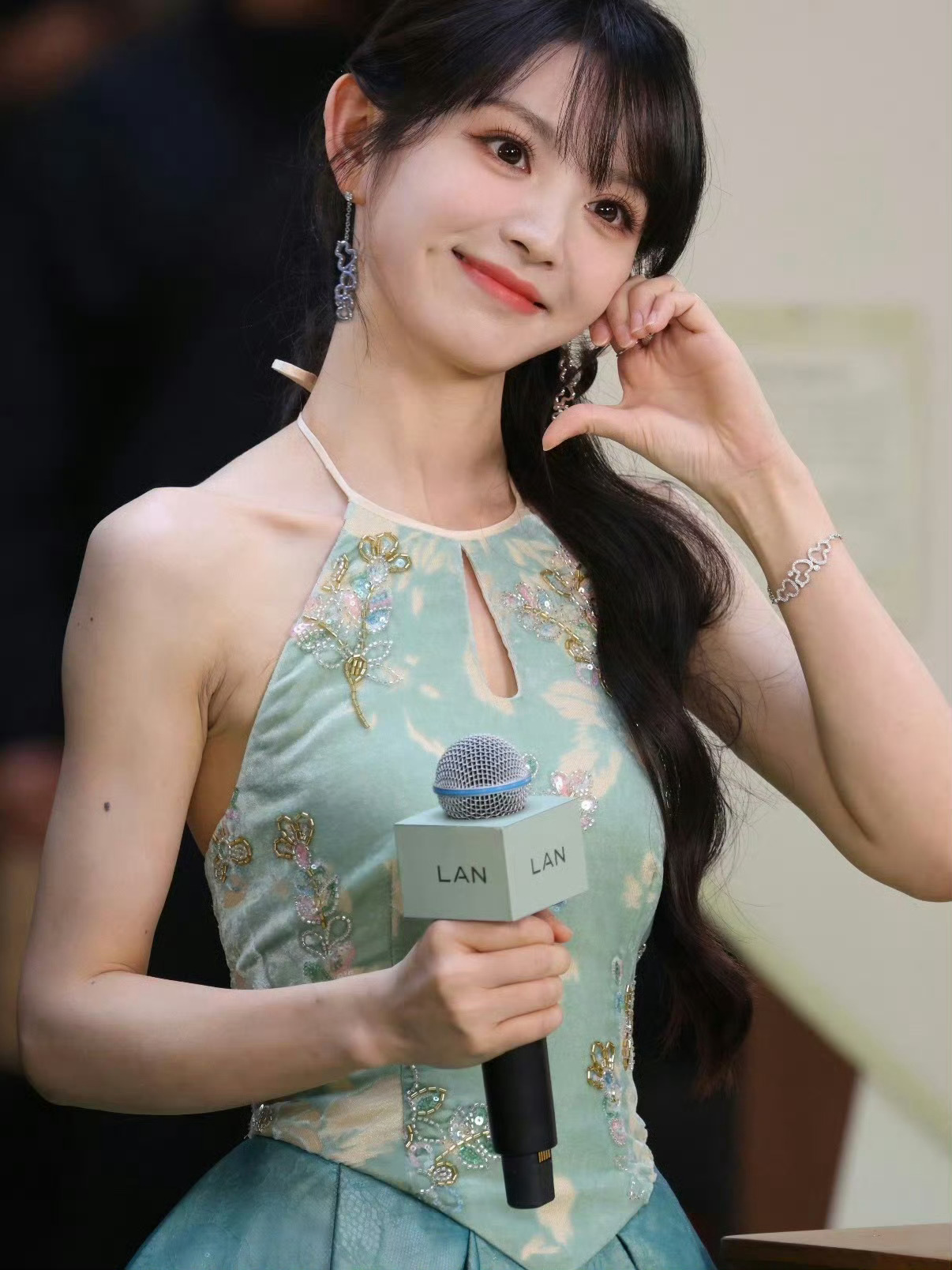 上海偶遇田曦薇逛街我真的要哭了！为什么别人逛街能碰到田曦薇啊，上海也太好逛了吧，