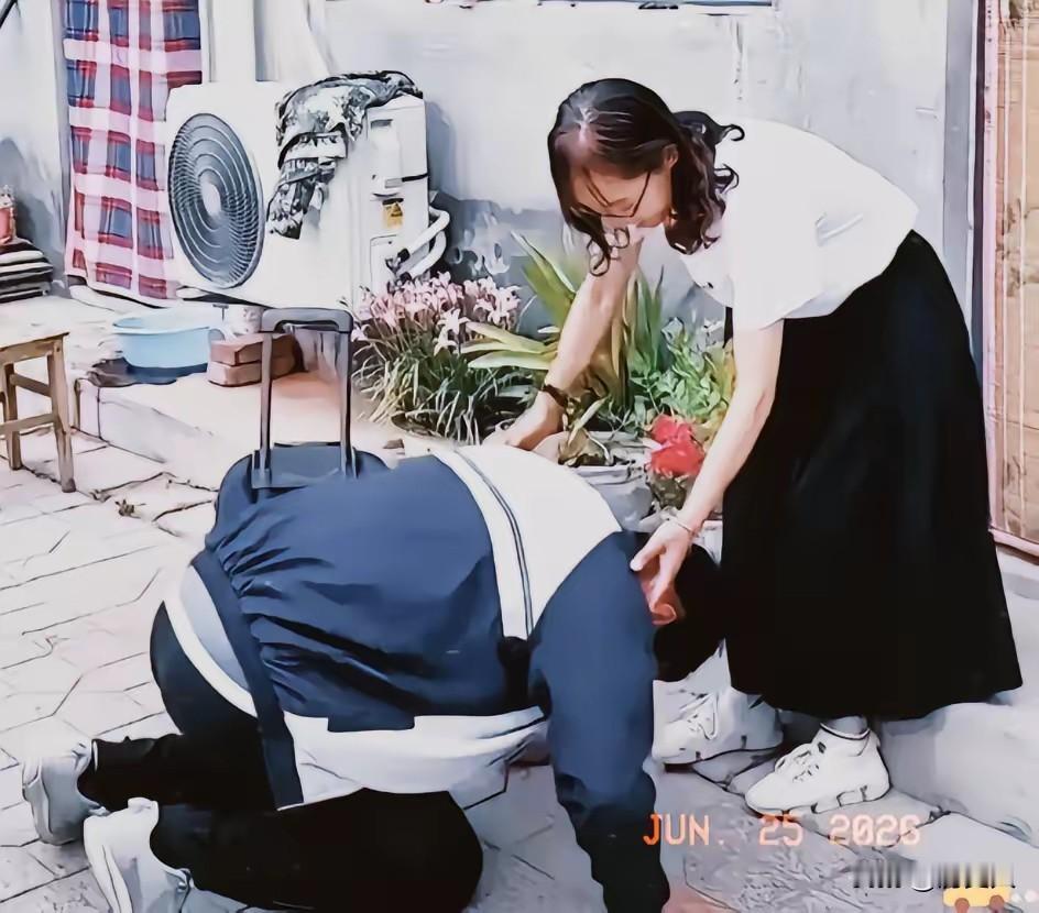 破防了！陕西男孩走到一位年轻女子面前，突然跪地，喊了一声“妈”，让女子瞬间泪目。