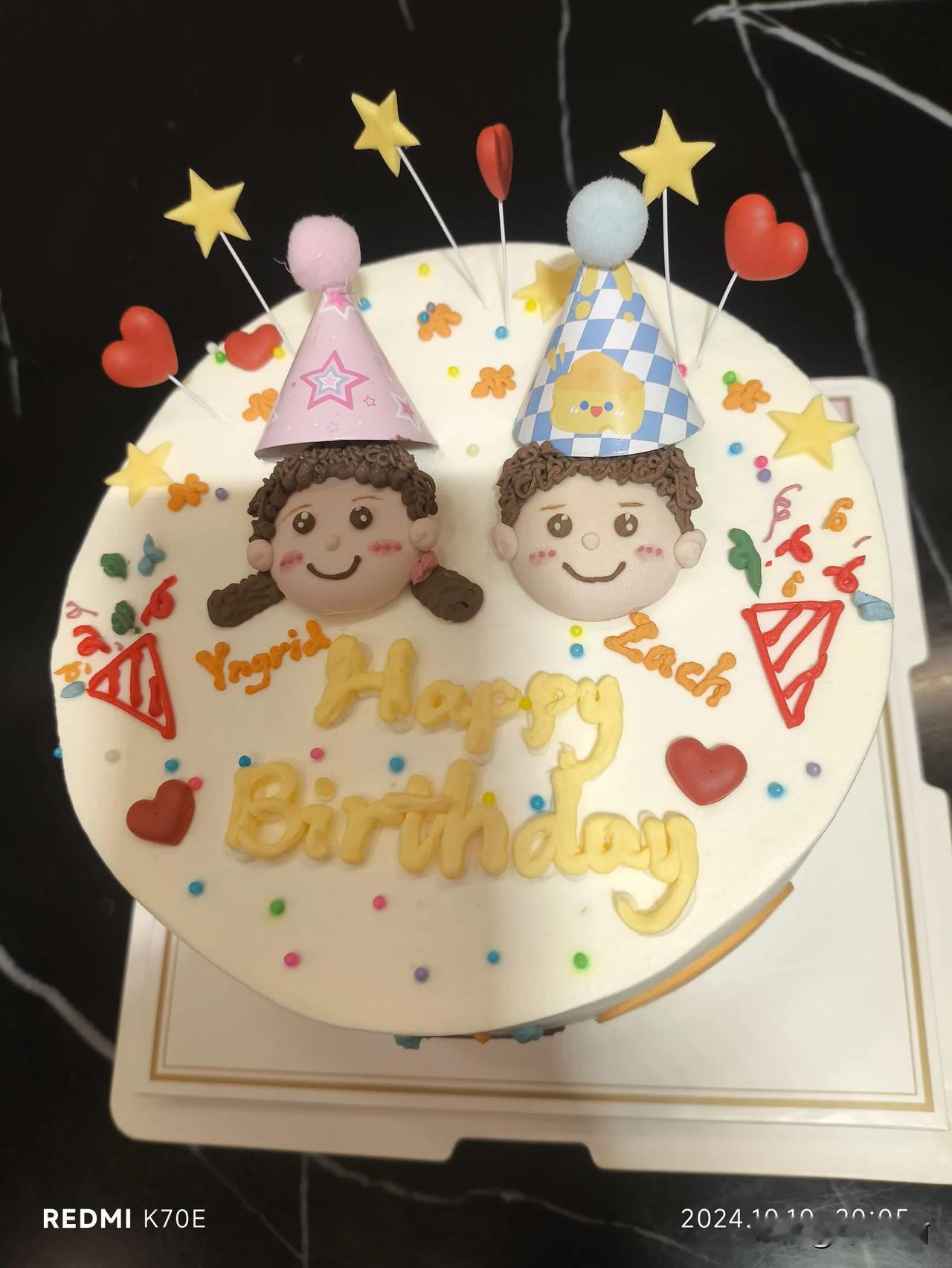 #记录秋日生活点滴#俩小兄妹，相隔三年，都是农历九月初九生日。对于俩小兄妹来说，