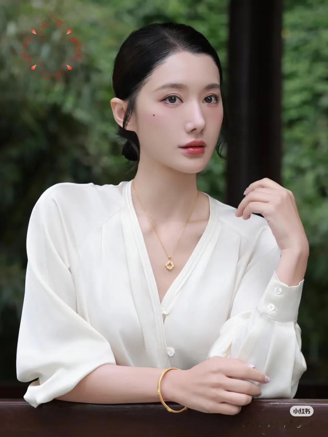 生活因你而精彩 因好运而灿烂
金色真的是自带贵气的颜色，
任何衣服搭配金色饰品都