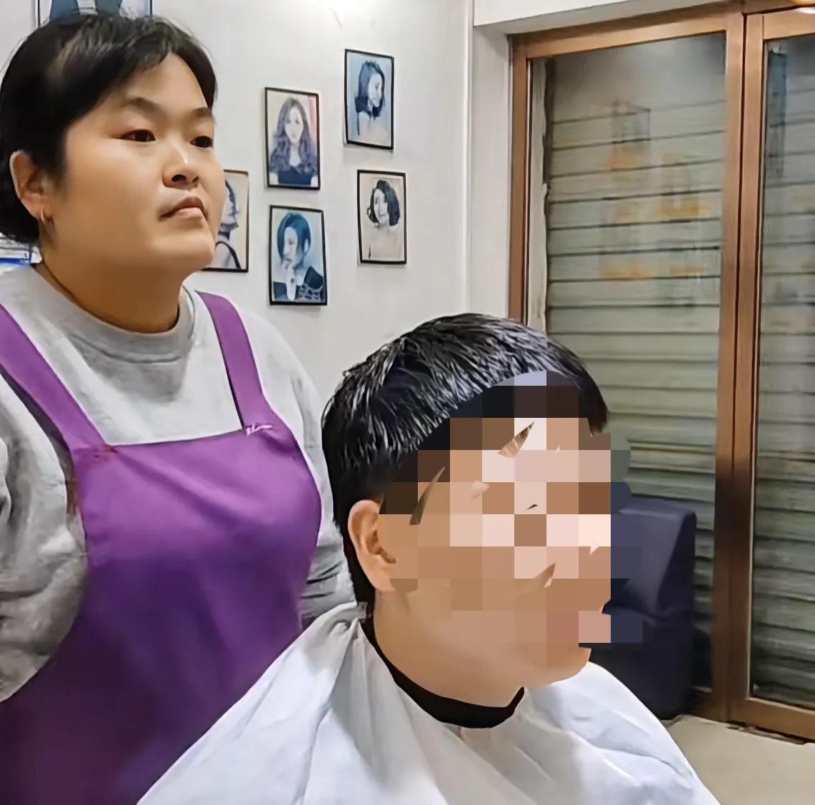 发型师晓华火了
网友称呼她为人民理发师
因为她不仅剪的好，收费才30元
不少网友