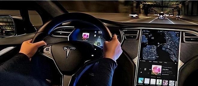 买电动车到底该看什么？很多人纠结参数表，尤其是特斯拉和比亚迪，但老司机都说，高速