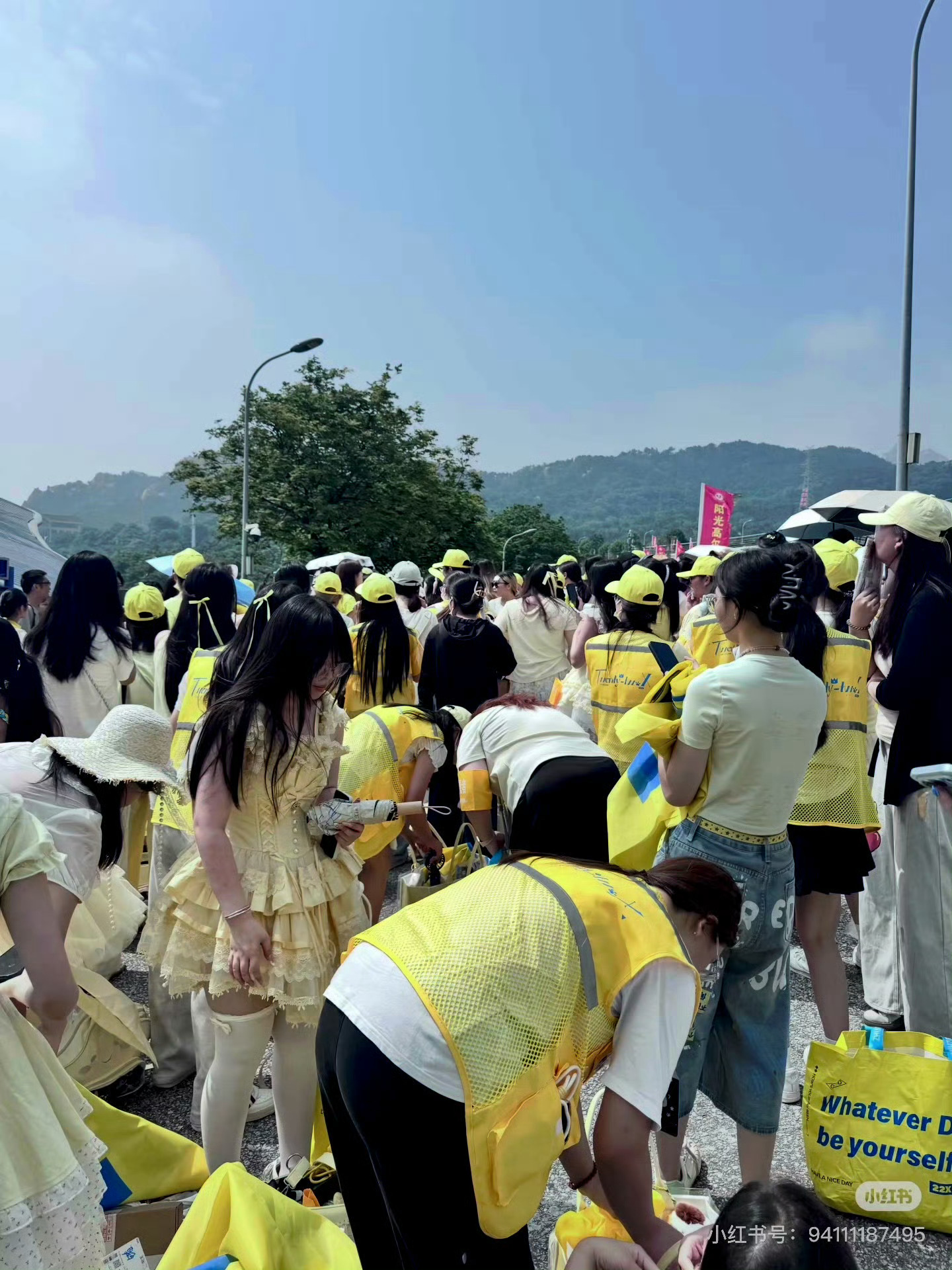 今天青岛演唱会场外好多穿黄衣服的朱志鑫粉丝 