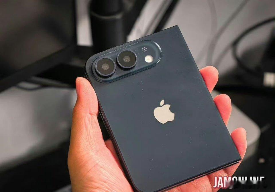 iPhoneUltra黑色机模折叠的模型来了，怎么样，你们觉得不折叠的iPhon