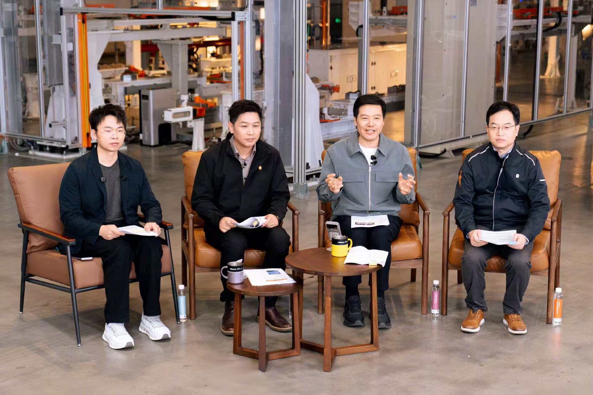 雷军直播再提新一代SU7门把手：极端情况下，大小电池同时断电，门把手依然保留纯机械解锁能力