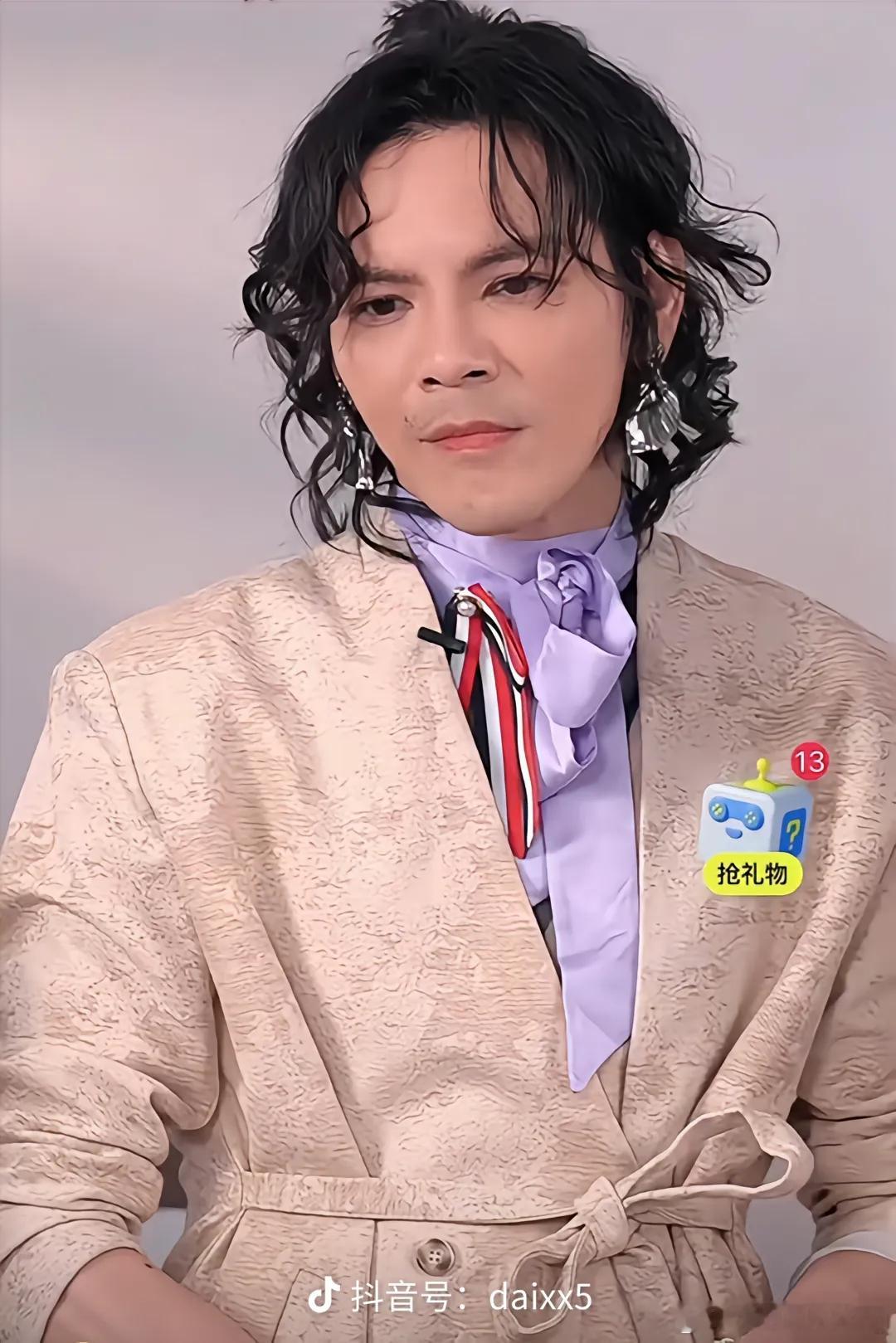向佐说自己穿女装但拍的都是man剧嘴上说着男人要man，身体却诚实地穿起女装，向