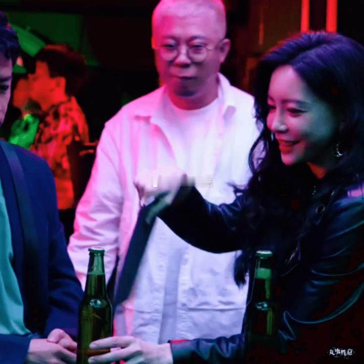 扫毒风暴4线并行看爽了 “百日攻坚”这段看得人眼睛都不敢眨——黎安守阵地时眼里的