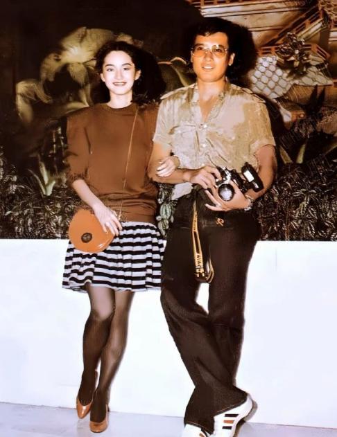 33岁的秦祥林和27岁的林青霞，两人郎才女貌，却最终没有走在最后。
靠着琼瑶剧走