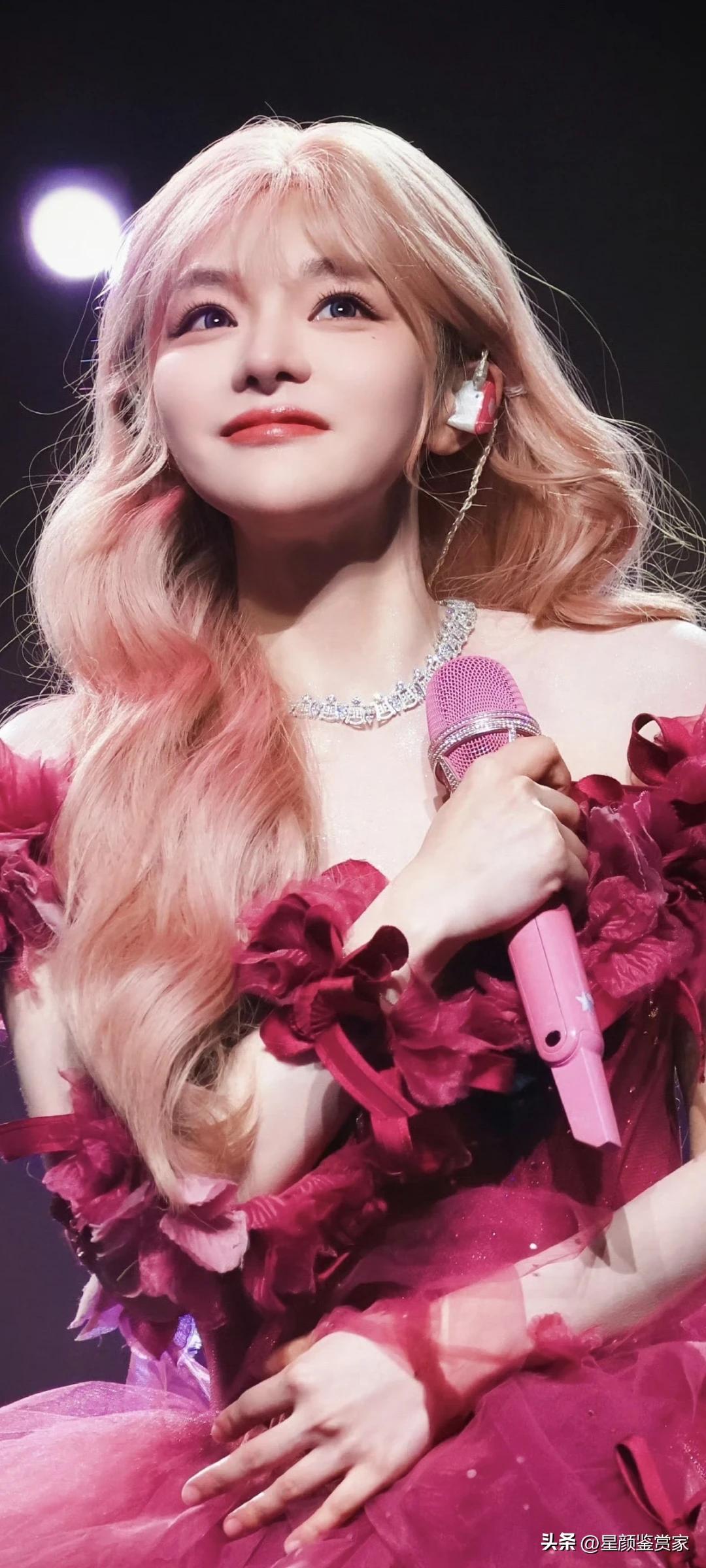 黄霄云舞台壁纸～
她穿着玫红纱裙唱歌的样子，像个会发光的洋娃娃，真好看。
