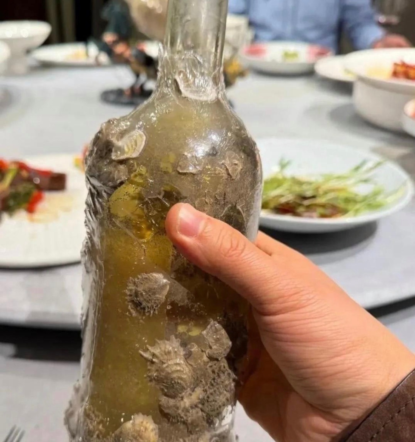 领导说这酒年份很久了，我看着怎么都发酵了 