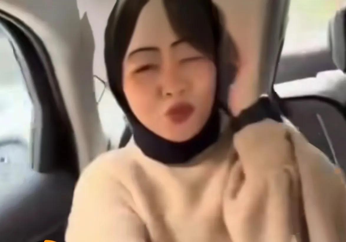 这样败坏国人名誉的大马女，应该终身禁止其入境，不能因一句道歉就了事。

天天洗澡